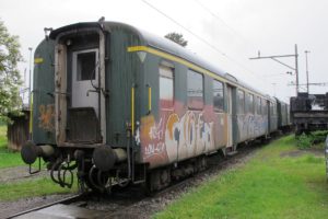 Leichtstahlwagen A 4ü 1143 steht stark versprayt auf dem Gleis vor der Remise in Sulgen 08. Juni 2012 | Bild: H.U. Kneuss