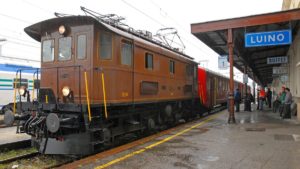 Elektroveteran Be 4/4 BT-14 steht im strömenden Regen am Hausperron in Luino, Italien am 30. März 2009 | Bild: Sonja Gröbli