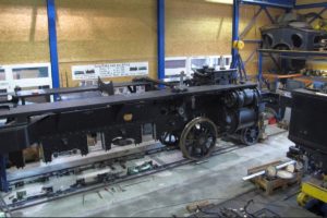 Teil des frisch lackierten Rahmens der C 5/6 2969 mit Vorlaufachse und erstem Treibrad in der Wekstatt der BDB in Interlaken 30.10.2013 | Bild: H.U. Kneuss
