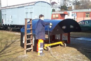 Riccardo am spritzlackieren des Führerhausdaches der C 5/6 2969 in milchiger Wintermorgensonne 22. Februar 2014 | Bild: M. Simmons
