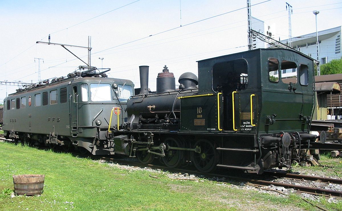 Tigerli E 3/3 Nr. 10 steht zusammen mit der grünen Städtelok Ae6/6 11438 Liestal vor der Remise Sulgen 23. Mai 2003 | Bild: H.P. Leu