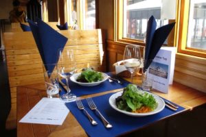 2 Teller mit schön angerichtetem Salatbouquet auf einem der Tische in der fahrenden «Thurgauer Stube» (C2 5820) 10.03.2016 | Bild: H.U. Kneuss