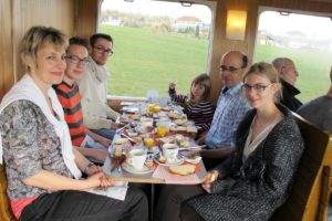 Eine Sechs-Köpfige Familie hat gut Platz am Tisch im Apfelsaft-Express um ausgiebig zu Brunchen während der Fahrt vom 23. Februar 2014 | Bild: H.U. Kneuss