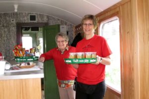 Charmanter Service: Hildi & Sonja verteilen Shorley im neu renoviertem Apfelsaft-Express während der Pendelfahrten der Bischofszeller Rosenwoche am 23. Juni 2013