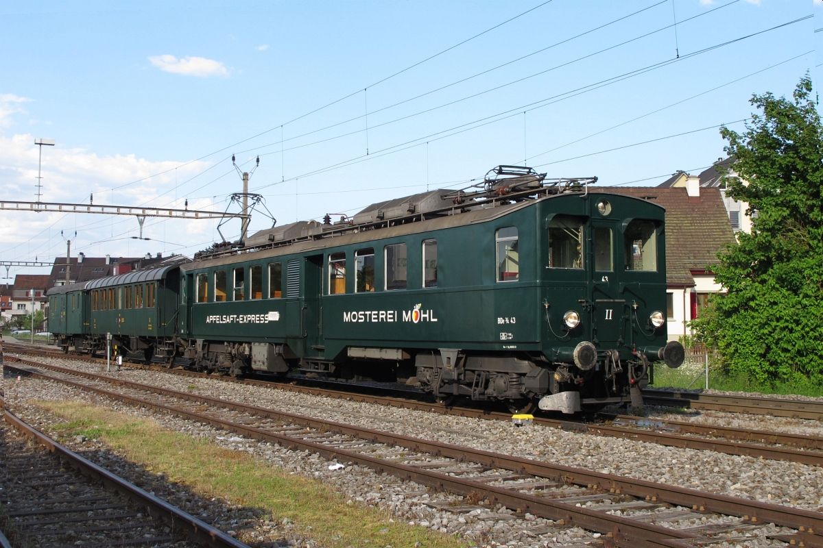 Apfelsaft-Express BDe 3/4 43 steht zusammen mit der Thurgauer-Stube C 5820 und dem Gepäckwagen F 17122 im Bahnhof Steckborn, 28.05.2016 | Bild: H.U. Kneuss