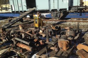 Kleinteile der C 5/6 2969 welche noch zu retten waren, liegen auf dem Areal der BDB-Werkstätte Interlaken zum Einlad in unseren mitgebrachten K 3 44735 bereit, 04.12.2013 | Bild: Gerd Hilligardt