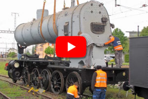 Standbild aus YouTube Video aufsetzen Kessel 2958 auf Rahmen 2969. Anschlussgleis Schuppen 2 Sulgen | Bild: Riccardo Keller / EV