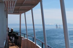 Ferienstimmung auf dem Schiff der SBS, blauer Himmel, weisse Berge, blaues Wasser, Segelschiffe. 21.05.2016 | Bild: H.U. Kneuss