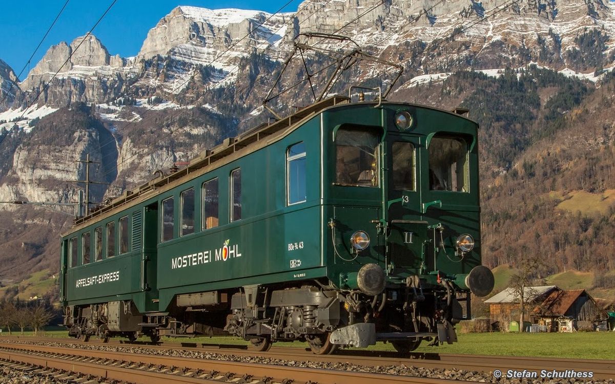 Unser «Apfelsaft-Express» BDe 3/4 43 in Walenstadt bei schönstem Wetter vor der Bergkulisse der Churfürsten. 08. Dezember 2013. Bild: Stefan Schulthess