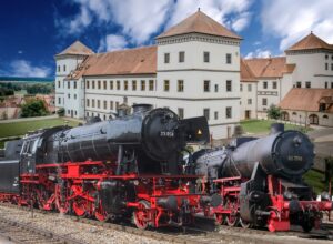 Dampflok 23058 und 52 7596 führen den Ablachtal-Donautalexpress und präsentieren sich vor dem Schloss Messkirch.